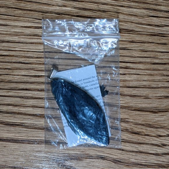 Rocks and Gems Canada Agate Slice Pendant Blue Crystal Geode Stone Jewelry Gift - Picture 3 of 3